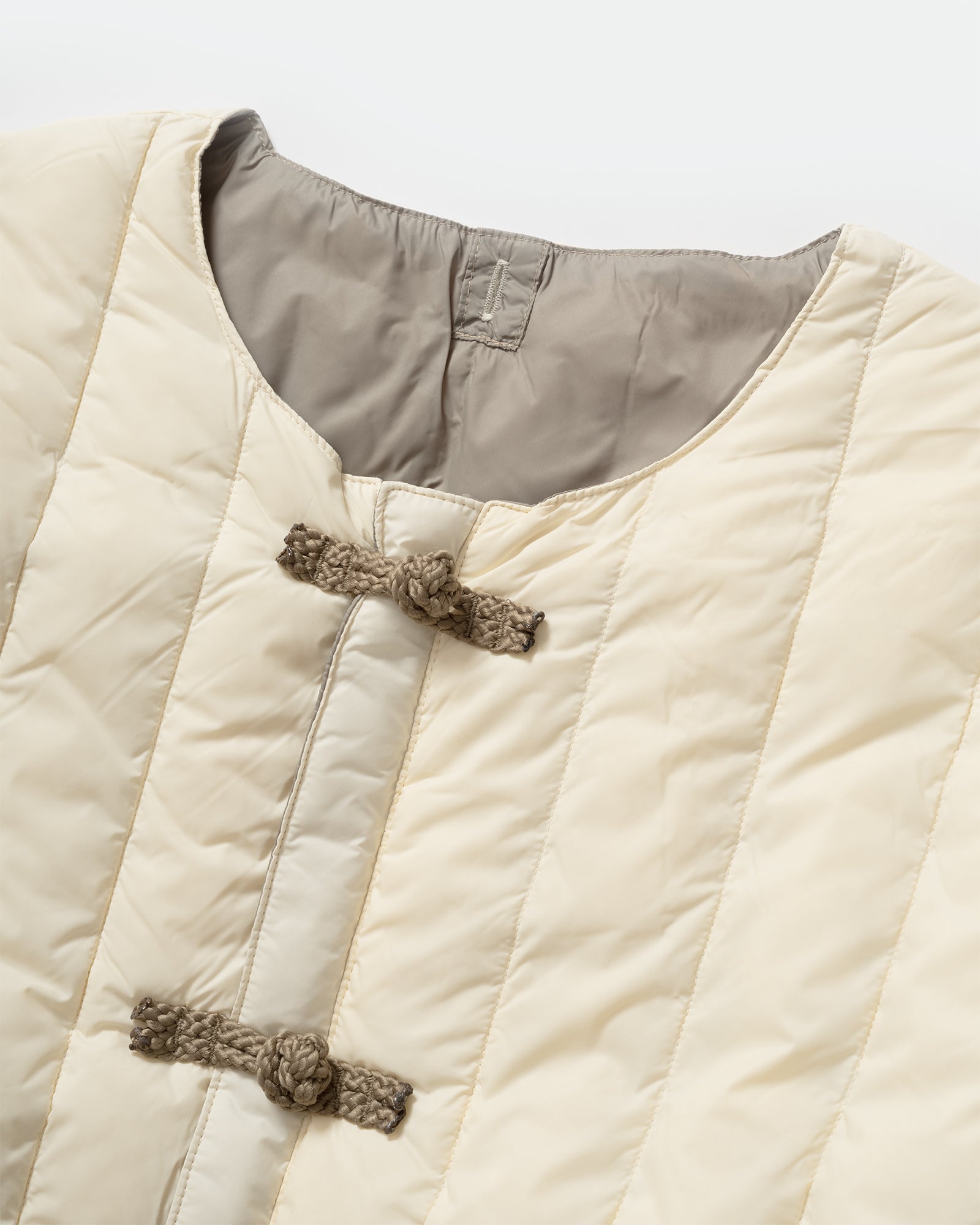 TAION - Reversible China Button Jacket Off White Sage