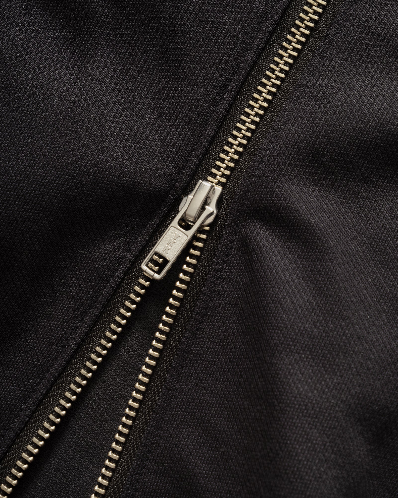 Close-up of IKIJI Navy Blouson Shirt Jacket two-way zipper.